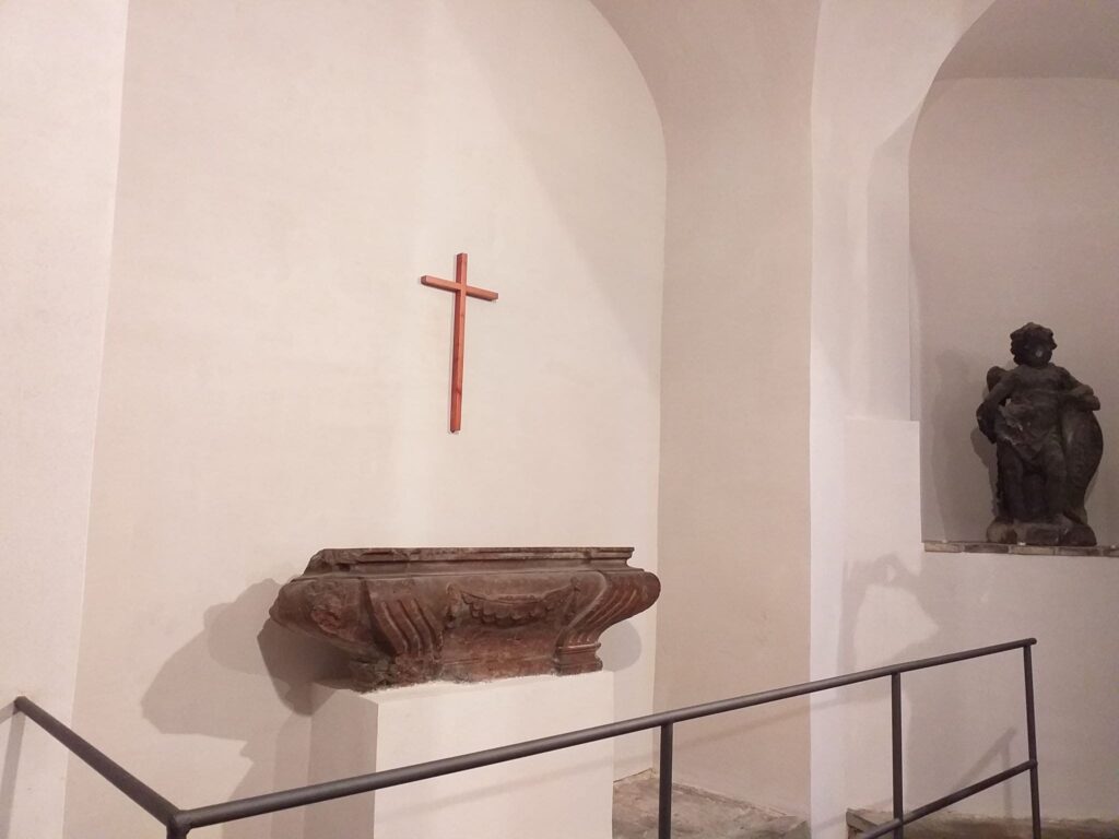 Interiér fragmentu odsvěceného kostela Stětí svatého Jana Křtitele na Vyšehradě (Foto: © Kristýna Maková, Praha křížem krážem)