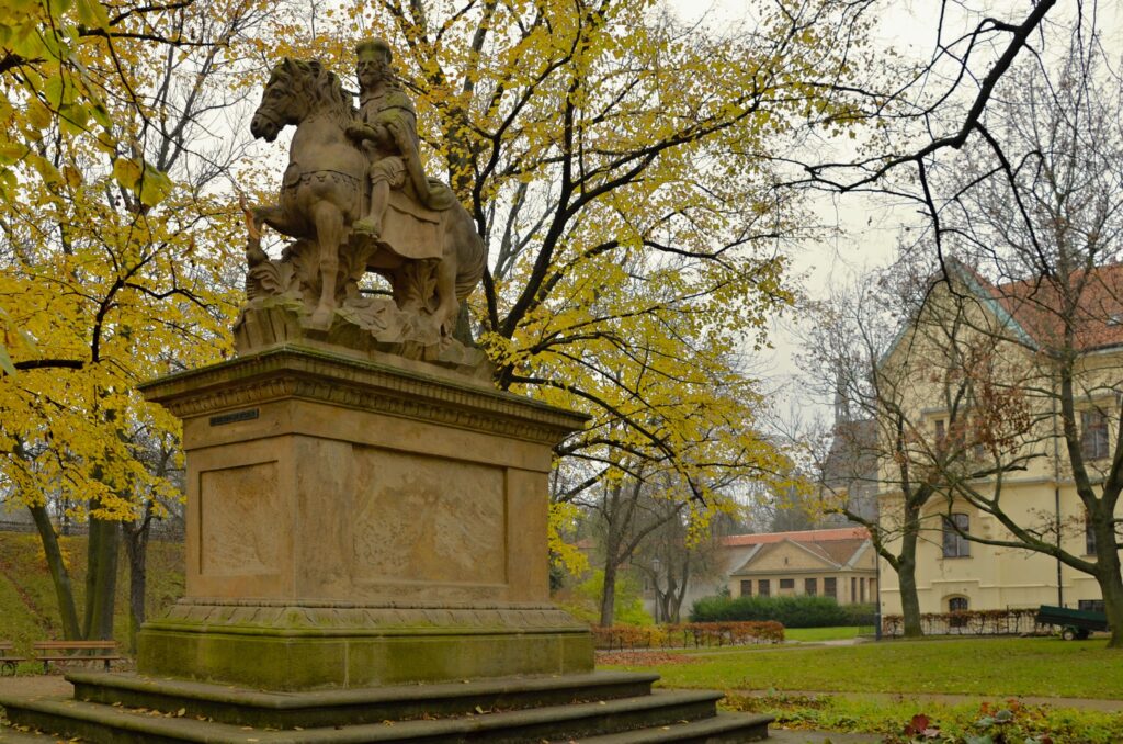 Kopie Bendlovy sochy sv. Václava stojí dnes v krásném prostředí Vyšehradu. (Foto: Miloslav Čech)