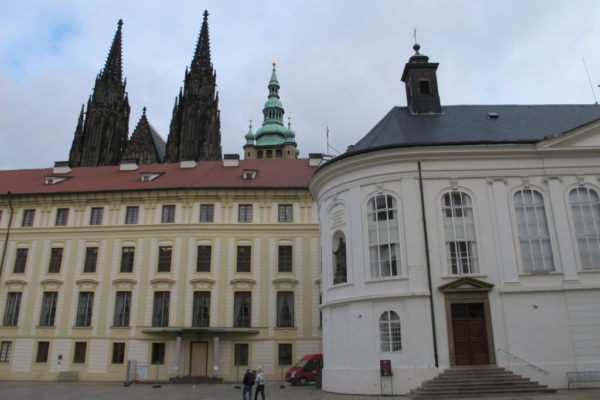 Pražský hrad druhé nádvoří katedrála svatého Víta Václava a Vojtěcha