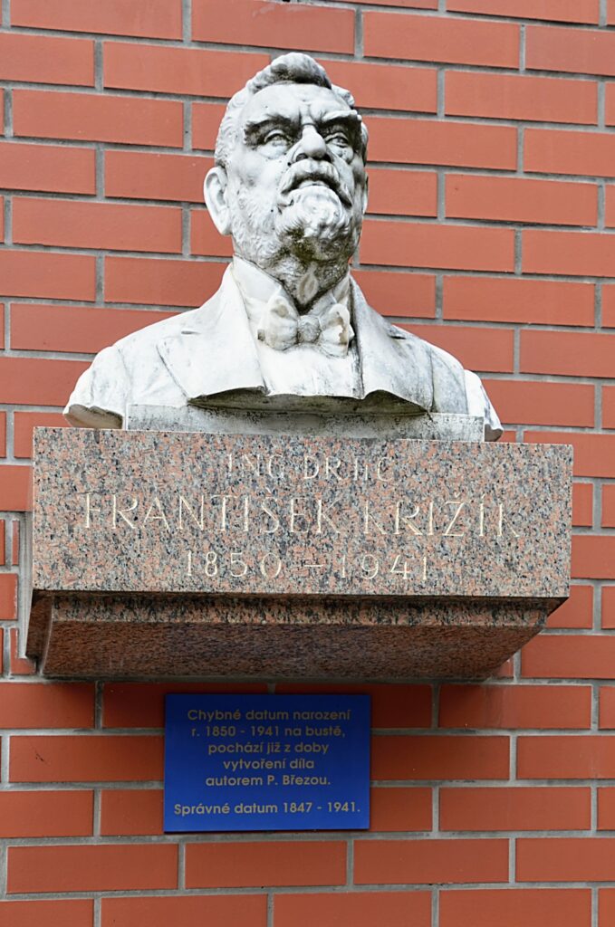 Busta F. Křižíka s opraveným datem jeho narození se nachází na domě čp. 222/1 ve vinohradské Nitranské ulici. (Foto: Miloslav Čech)