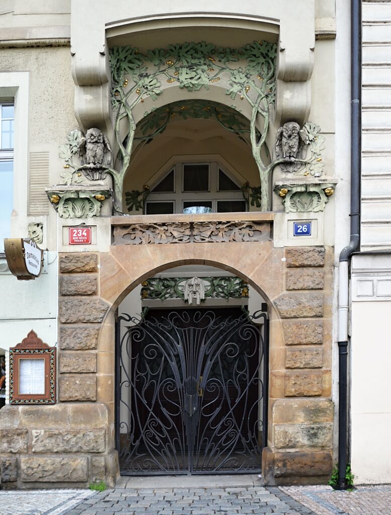Zajímavé dveře Hilbertova domu (Foto: Miloslav Čech)