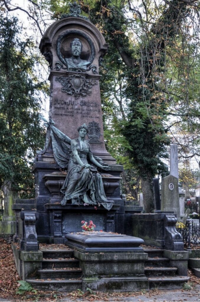 Hrobku Dr. Julia Grégra zdobí od roku 1900 jeden z největších náhrobků na Olšanských hřbitovech. Podle návrhu architekta Rudolfa Kříženeckého ji zhotovil sochař Bohuslav Schnirch. (Foto: Miloslav Čech)