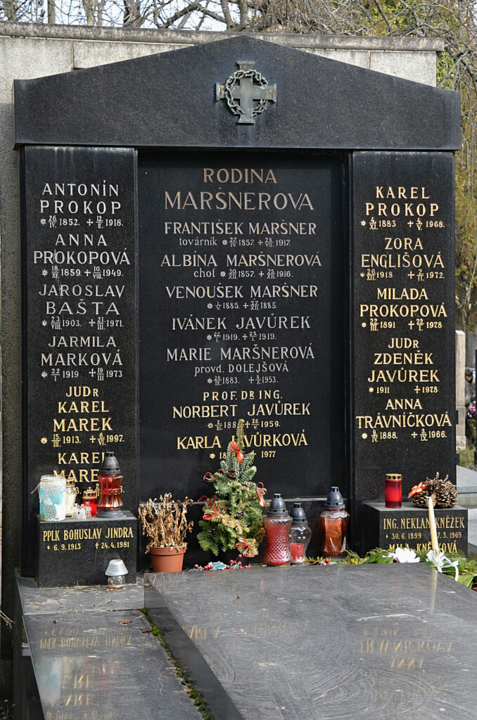 Hrob mají Albína a František Maršnerovi na vinohradském hřbitově. (Foto: Miloslav Čech)