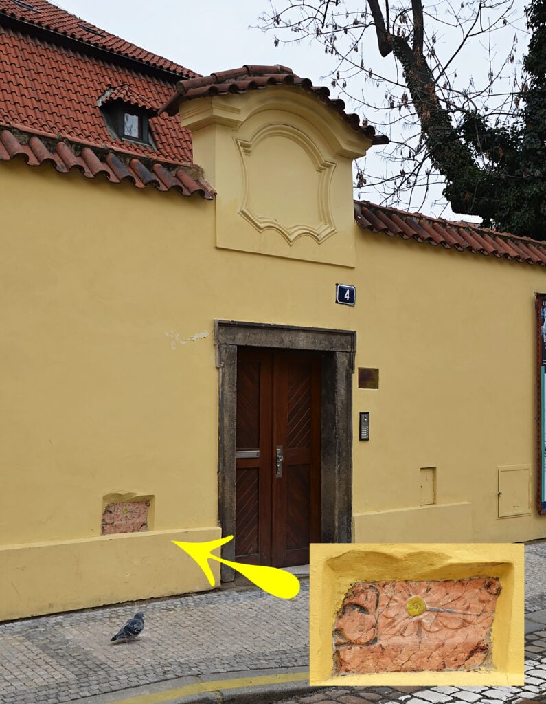 Některé kameny ze slavné Krocínovy kašny byly zazděny do ohradní zdi fary u sv. Haštala. Jeden z nich si můžete prohlédnout na fotografii Miloslava Čecha.