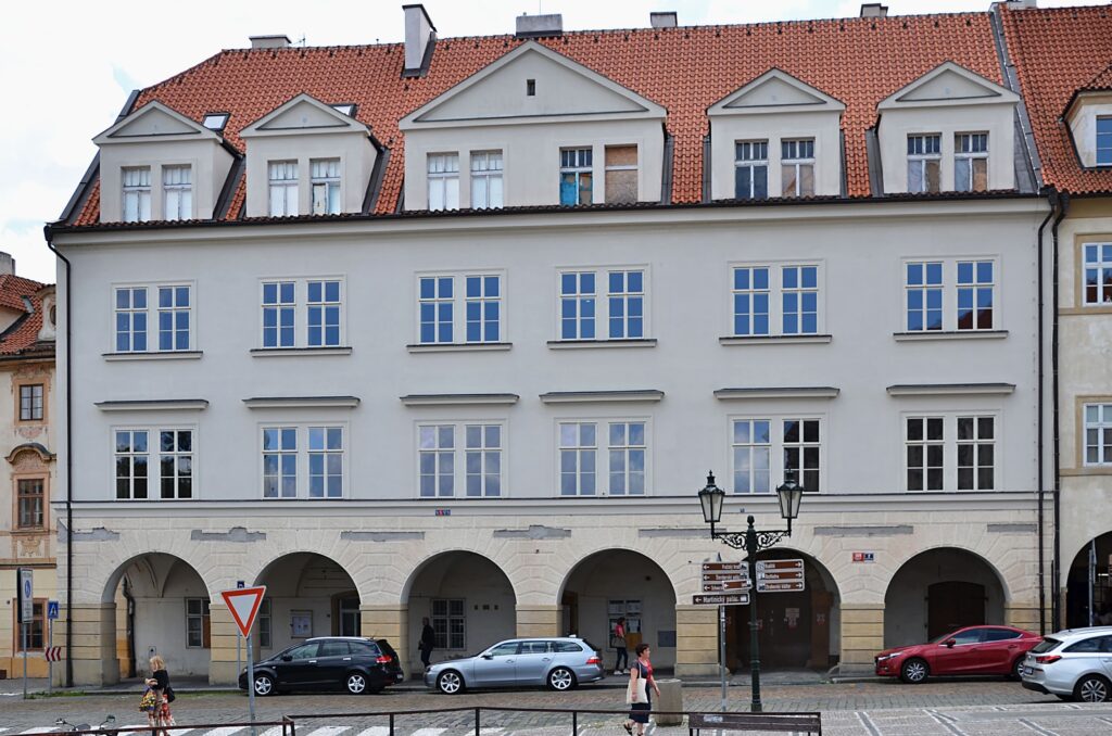 Dům U Drahomířina sloupu, v němž měla byt orientovaný okny na Prahu ovdovělá Hana Benešová. (Foto: Miloslav Čech)