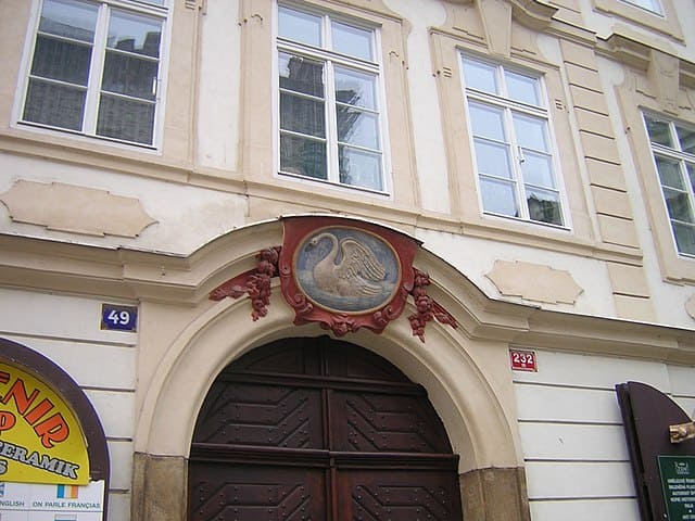 Vstupní portál domu U Bílé labutě v Nerudově ulici 49 na Malé Straně (Foto: Angela Stefanoni, Wikimedia Commons, Licence CC BY-SA 3.0)