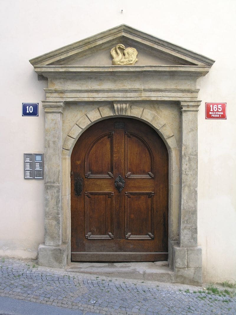 Vstupní portál domu U Zlaté labutě ve Sněmovní ulici 10 na Malé Straně (Foto: Matěj Baťha, Wikimedia Commons, Licence CC BY-SA 2.0)