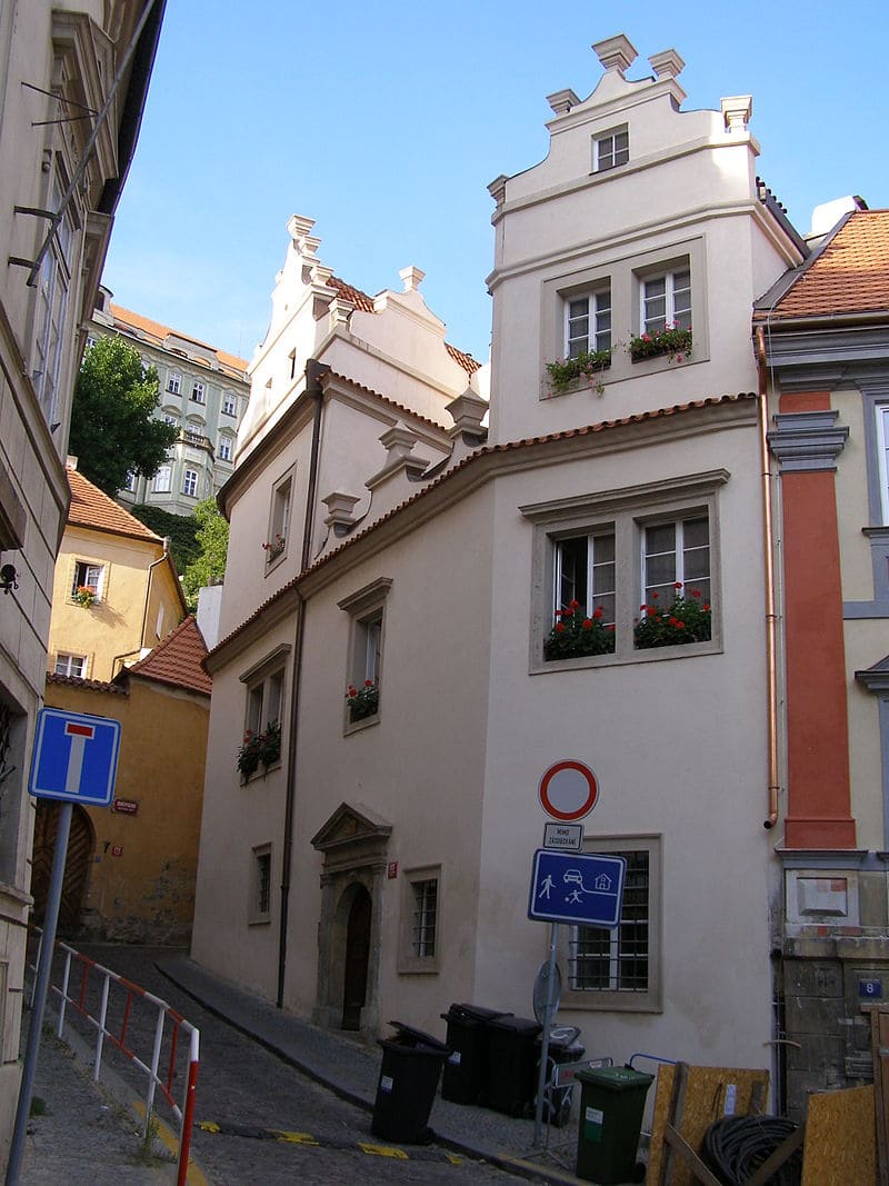 Dům U Zlaté labutě ve Sněmovní ulici 10 na Malé Straně (Foto: Michal Kmínek, Wikimedia Commons, Licence CC BY-SA 3.0)