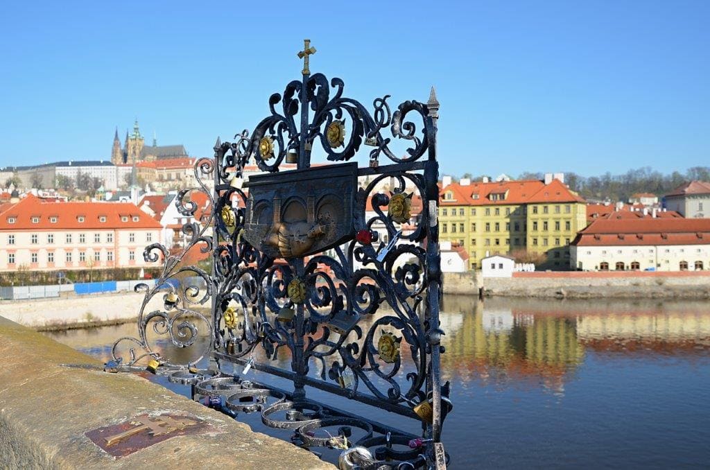 Takto je na Karlově mostě vyznačeno místo, odkud byl shozen do Vltavy Jan Nepomucký. (Foto: Miloslav Čech)