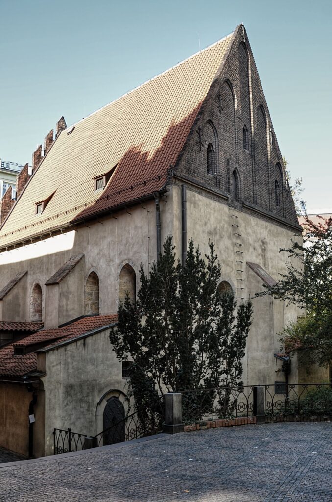 Staronová synagoga pochází z druhé poloviny 13. století a její dostavby se protáhly až do počátku 18. století. (Foto: Miloslav Čech)