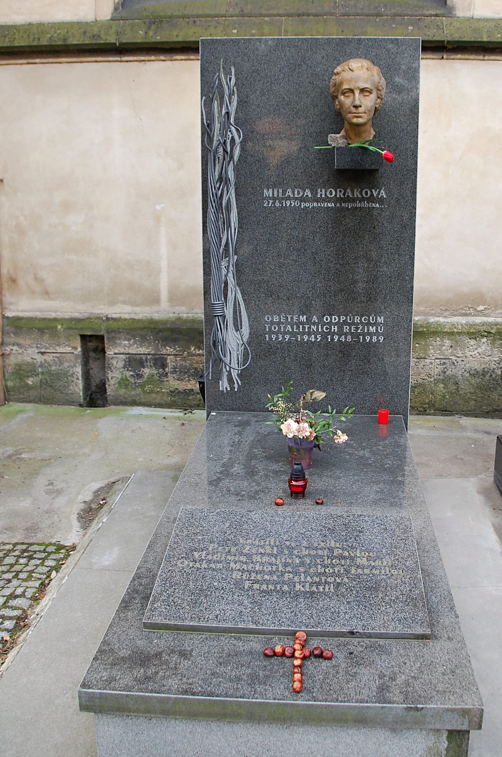 Miladu Horákovou připomíná na Vyšehradě tento náhrobek, věnovaný i dalším obětem totalitních režimů. (Foto: Miloslav Čech)
