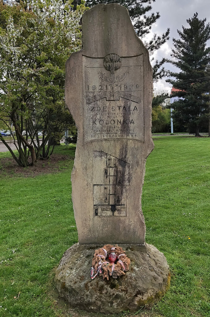 Památníček připomínající Kolonku byl odhalen roku 1989. (Foto: Miloslav Čech)