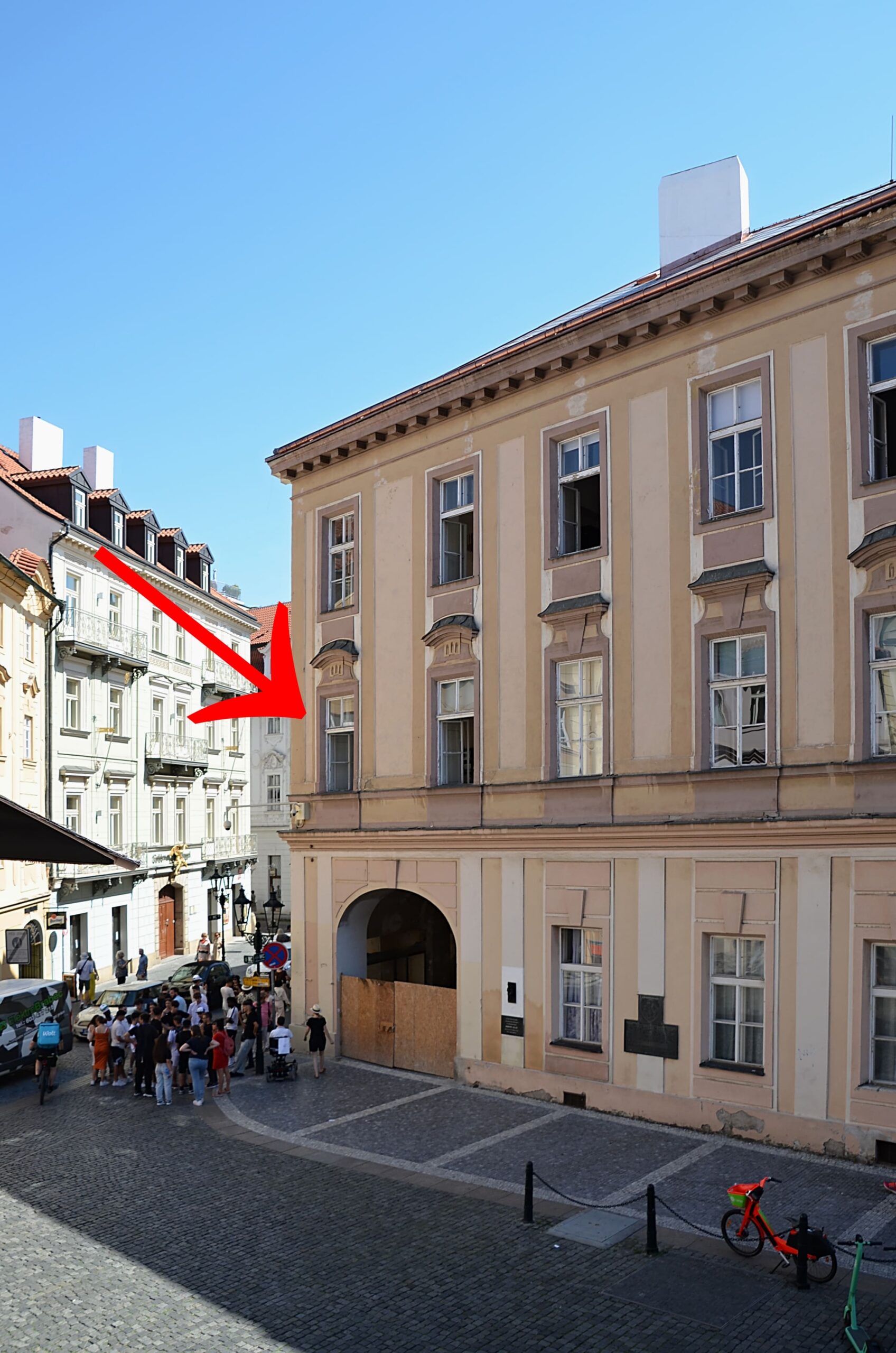 Do okna naznačeného šipkou přilétla kulka, vystřelená na tuto část paláce, která zabila kněžnu Windischgrätzovou, i když možná byla určena jejímu manželovi. (Foto: Miloslav Čech)